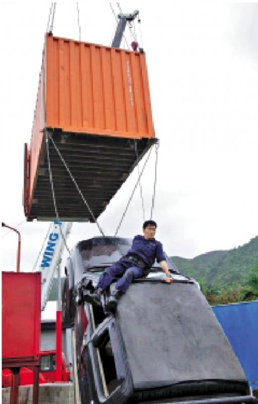 ﻿高空货柜跌落场景惊险
