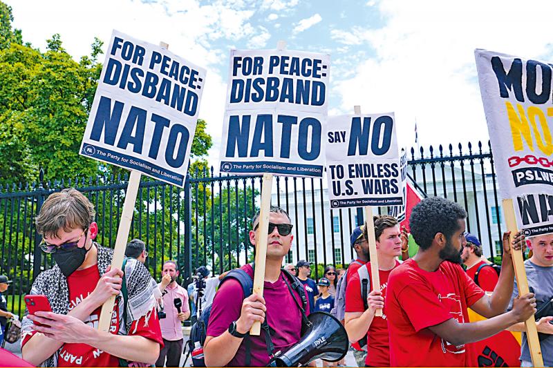 拜登主持北约峰会 退选声浪未减