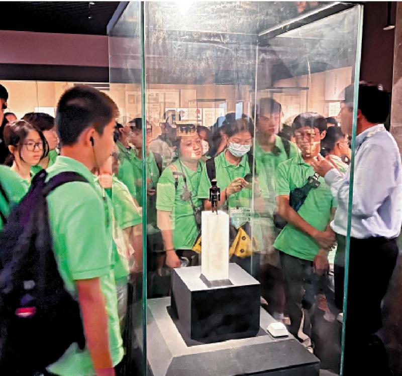 港生品茶细味烟火气 游古镇静观文物