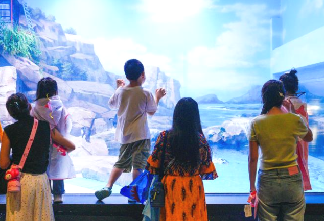 郑州举办“717骑士节”百余骑手与家人免费畅游海洋世界