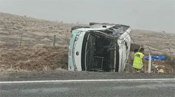 两辆载有中国游客大巴在新西兰南岛侧翻 2人重伤