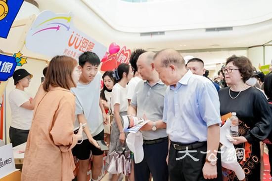 郑州市青年企业家商会携手国货品牌鸿星尔克首次开启“2024感恩成长日——国货感恩公益市集”活动