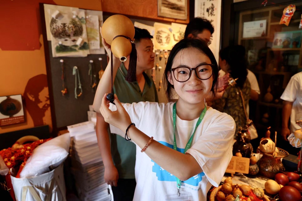 一刀一刻皆匠心 小葫芦上雕画出大世界