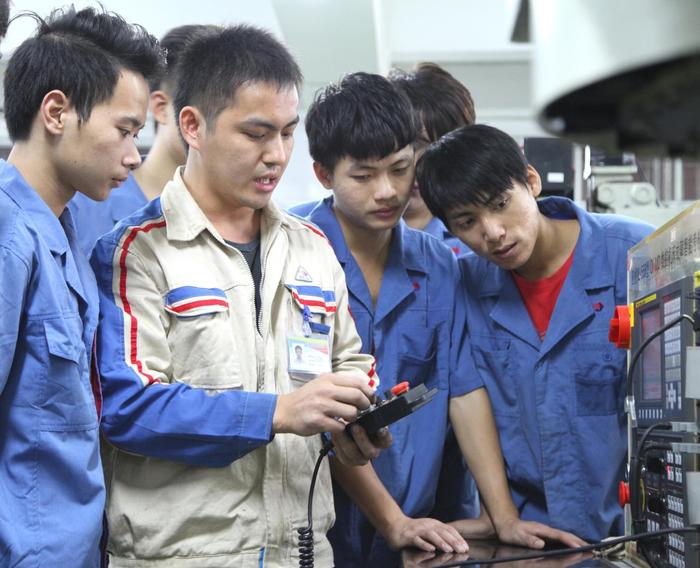 培养高技能人才，职业教育体系如何更好构建？