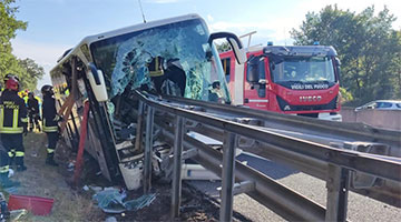 意大利一旅游大巴发生交通事故 致一名中国导游死亡