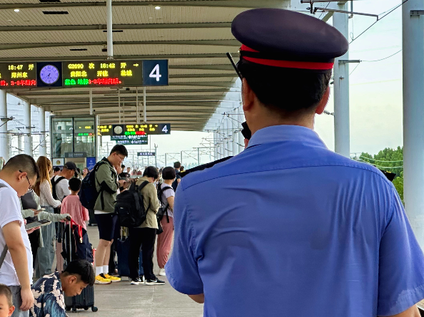 高温下的铁路人：驻马店西站践行“人民铁路为人民”