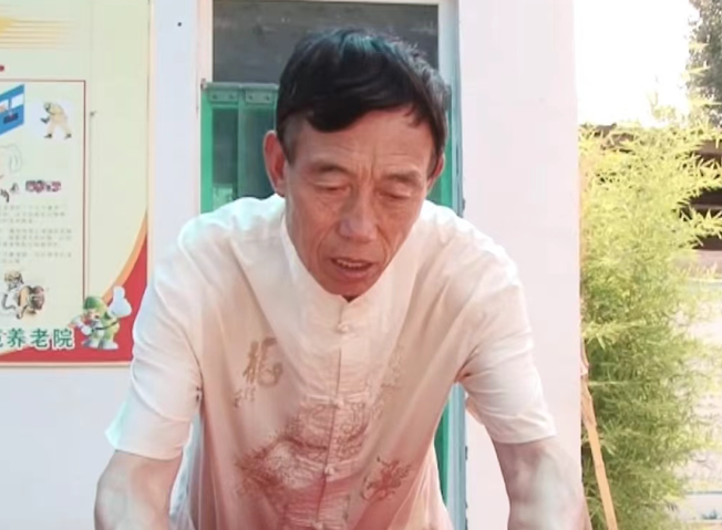 梁前进：双手同时书写 练就沙书绝技