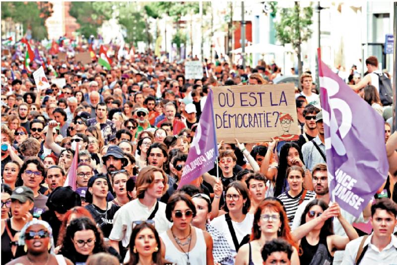 法国左翼11万人示威 反对右翼新总理