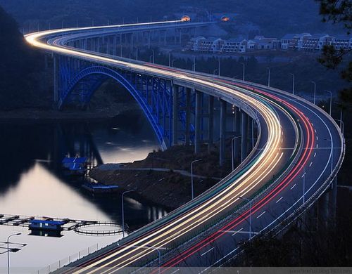 坚持为人类文明架桥固桥修桥