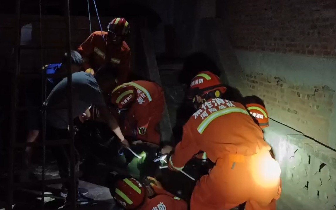 河南焦作：村民不慎跌落二楼楼顶 消防紧急救援