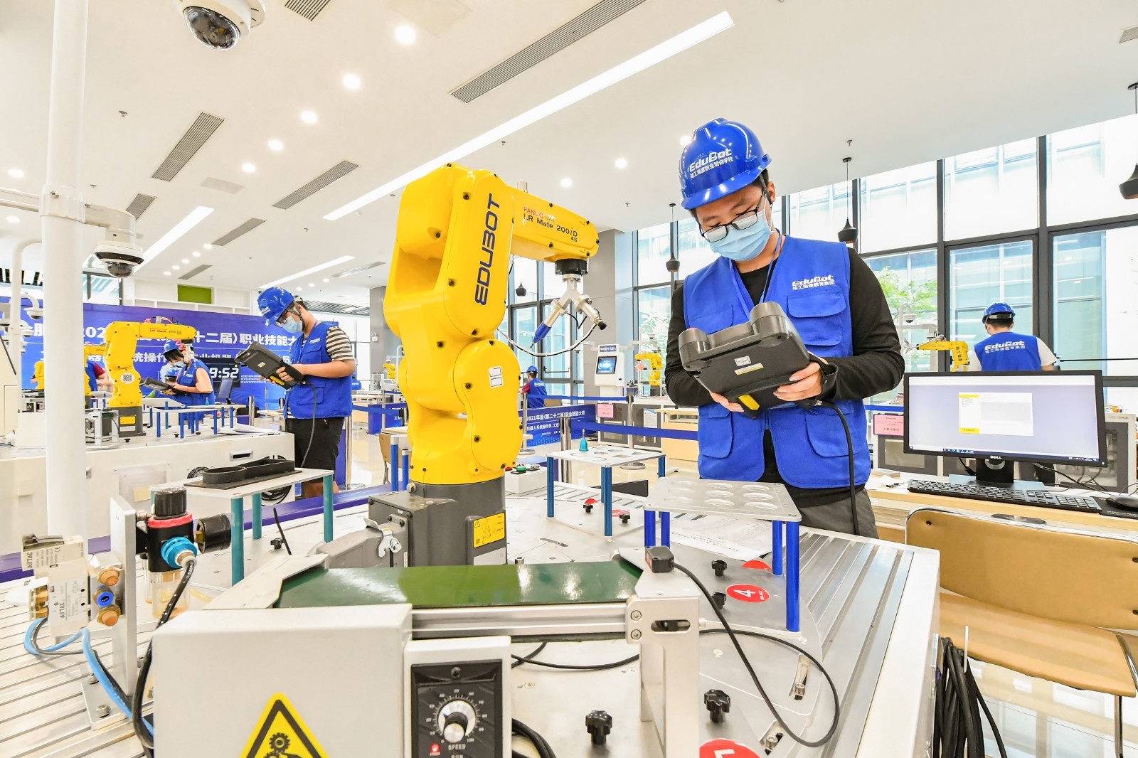 让高技能人才有“面子”也有“里子”