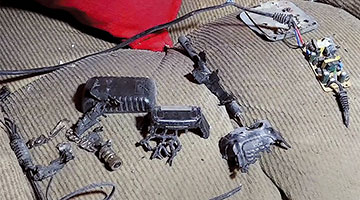 电子设备大规模爆炸 黎民众陷恐慌拆手机电池保命