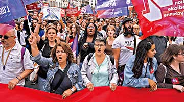 法国新政府名单出炉 中右翼仍唱主角