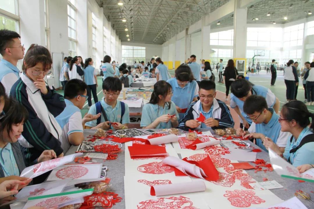 香港中学生体验剪纸面塑 感受中华文化魅力
