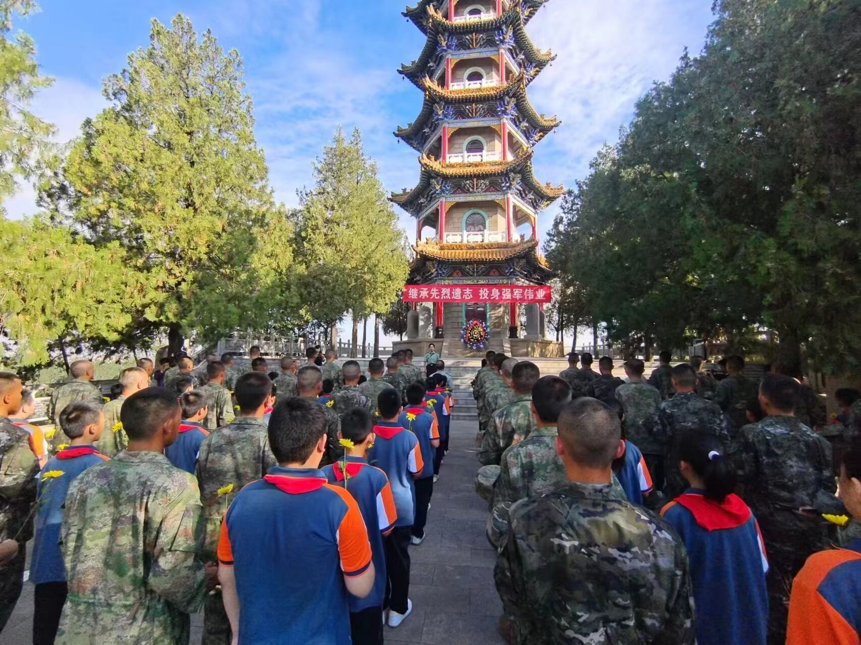 一身戎装踏征程 薪火相传励童心