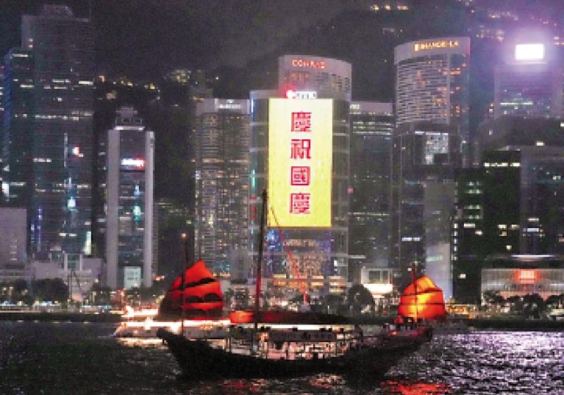 10月1日晚維港璀璨夜 200船載客賞煙花