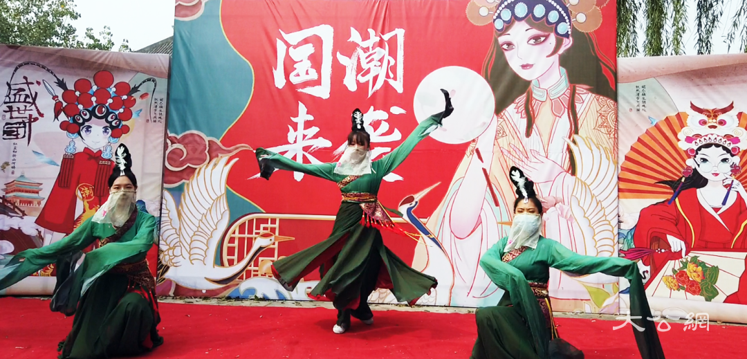 焦作影视城“庆国庆”:多元文化盛宴精彩纷呈
