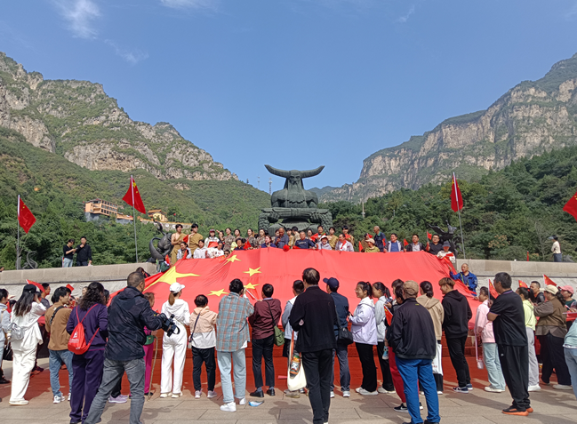 神农山国庆之旅：景区繁华热闹 游客安全无忧