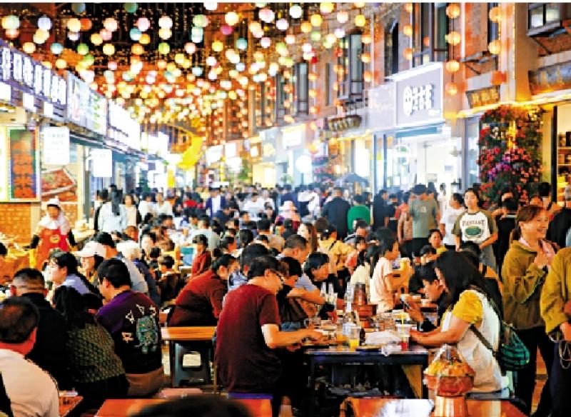 国庆假逾1300万人次出入境 外国人增37.2%