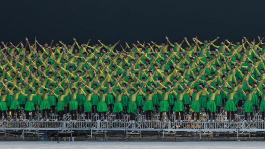 八百塔沟小子组成武术节开幕式“背景墙”