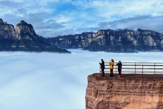 新乡南太行秋雨后红叶与云海共绘秋日奇景