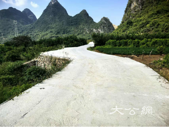 央企担当助力乡村振兴:中交路建平昭高速TJ1分部为平乐镇栽嵅村带来新变化