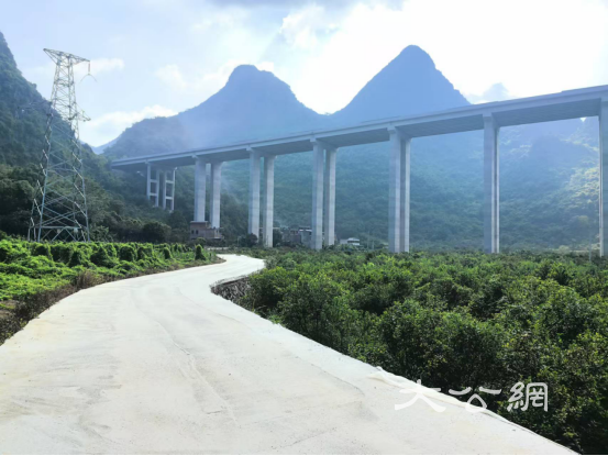 央企担当助力乡村振兴：中交路建平昭高速TJ1分部为平乐镇栽嵅村带来新变化