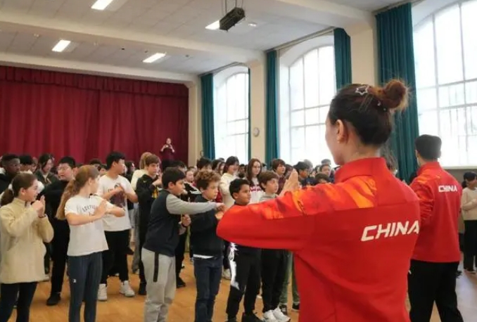法国学校里来了中国武术世界冠军