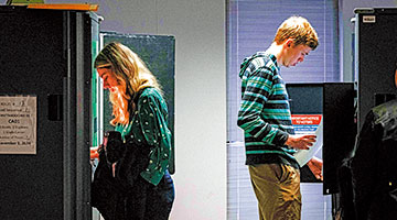 美国大选 | 美社会对立加剧 摇摆州选民焦虑