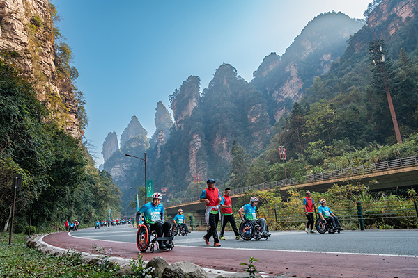 湖南省首屆肢殘人輪椅馬拉松在張家界舉辦