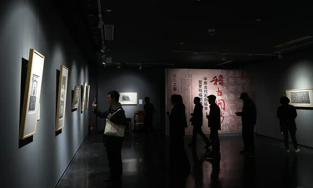 中原古代石刻拓本暨羅鳴臨創書法精品展亮相濰坊