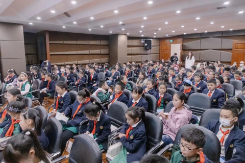 把诗歌的种子播撒到孩子们心间