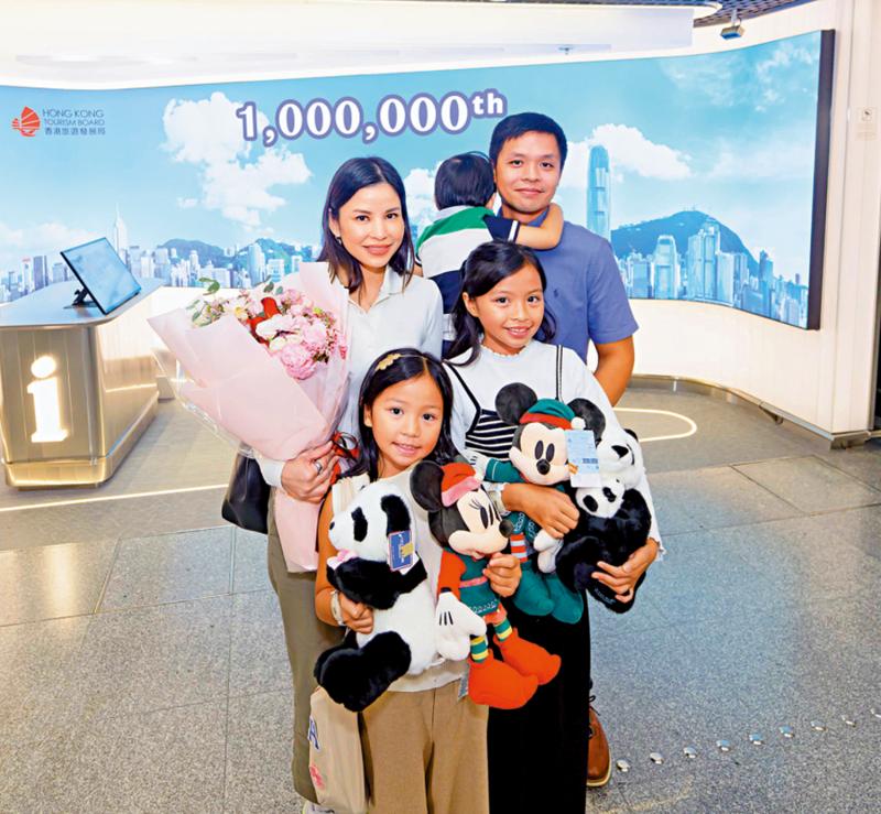 第100萬名菲律賓旅客訪香港 獲贈「大熊貓」