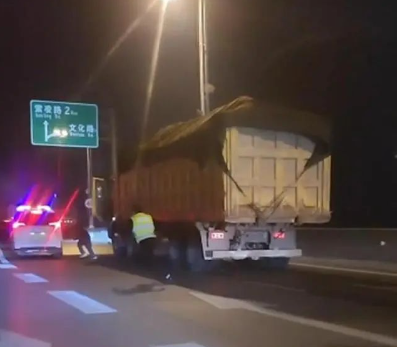 郑州执法人员欲对一货车进行检查，司机跳下高架桥后不幸身亡，官方回应：确有此事，在处理