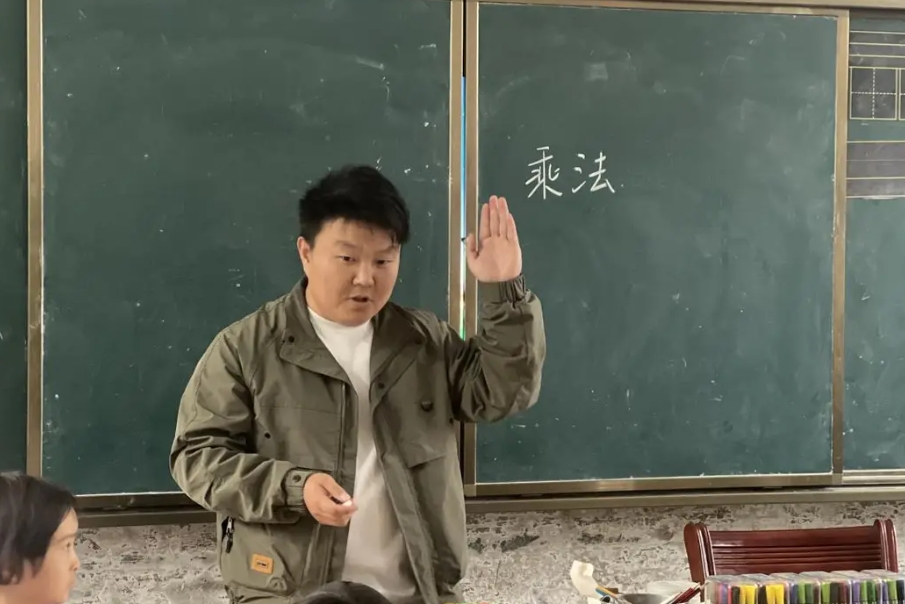 一位村小校长和他的学生娃