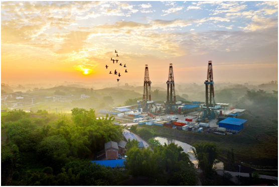 中国石油荣获第十四届中国证券金紫荆奖“新中国成立75周年卓越企业贡献奖”等奖项，董事长戴厚良先生荣获“2024年度经济人物”