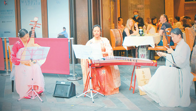 在伦敦街头，奏响中国民乐