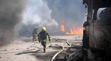 乌克兰基辅市内爆炸声不断 导弹碎片坠落致车辆起火