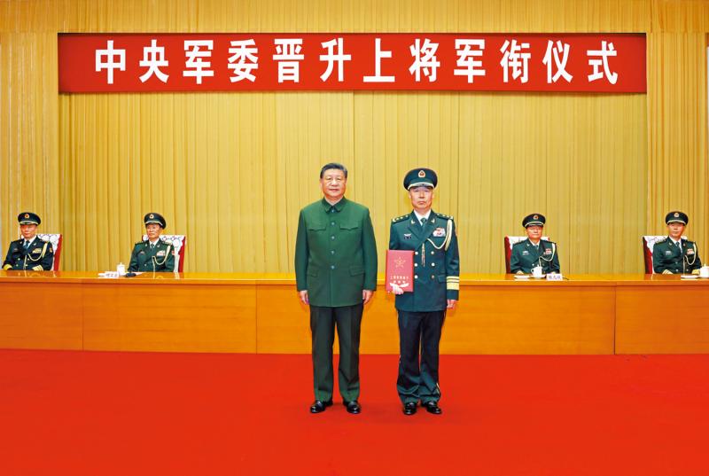 习近平颁发命令状 陆军政治委员晋升上将