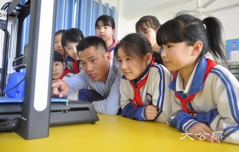 河北丰南：学校里有了创客教室和艺术展