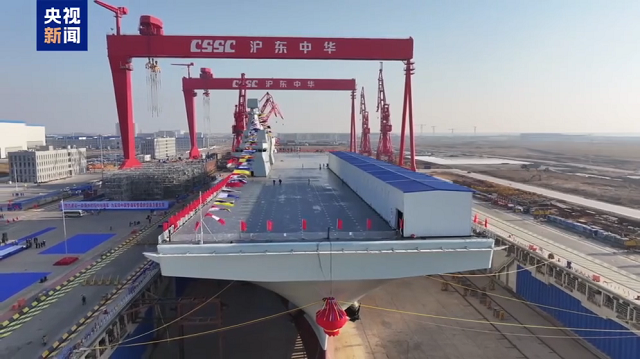 中国海军076两栖攻击舰首舰在上海下水 命名为四川舰