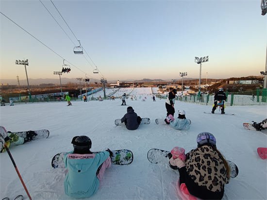 冷冰雪变热经济 115项活动开启2025北京冬季冰雪旅游季 