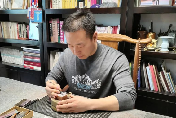 青年篆刻家张宏图：一块石 一把刀 绽放“篆书之花”