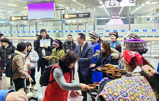 跨年夜張家界在機場對入境遊客敬上「攔門酒」