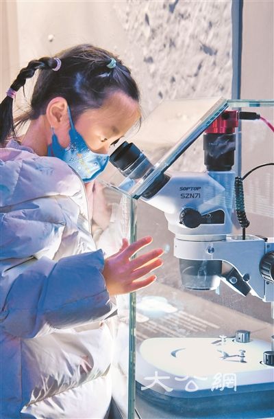 嫦娥五号月球样品展吸引众多学生