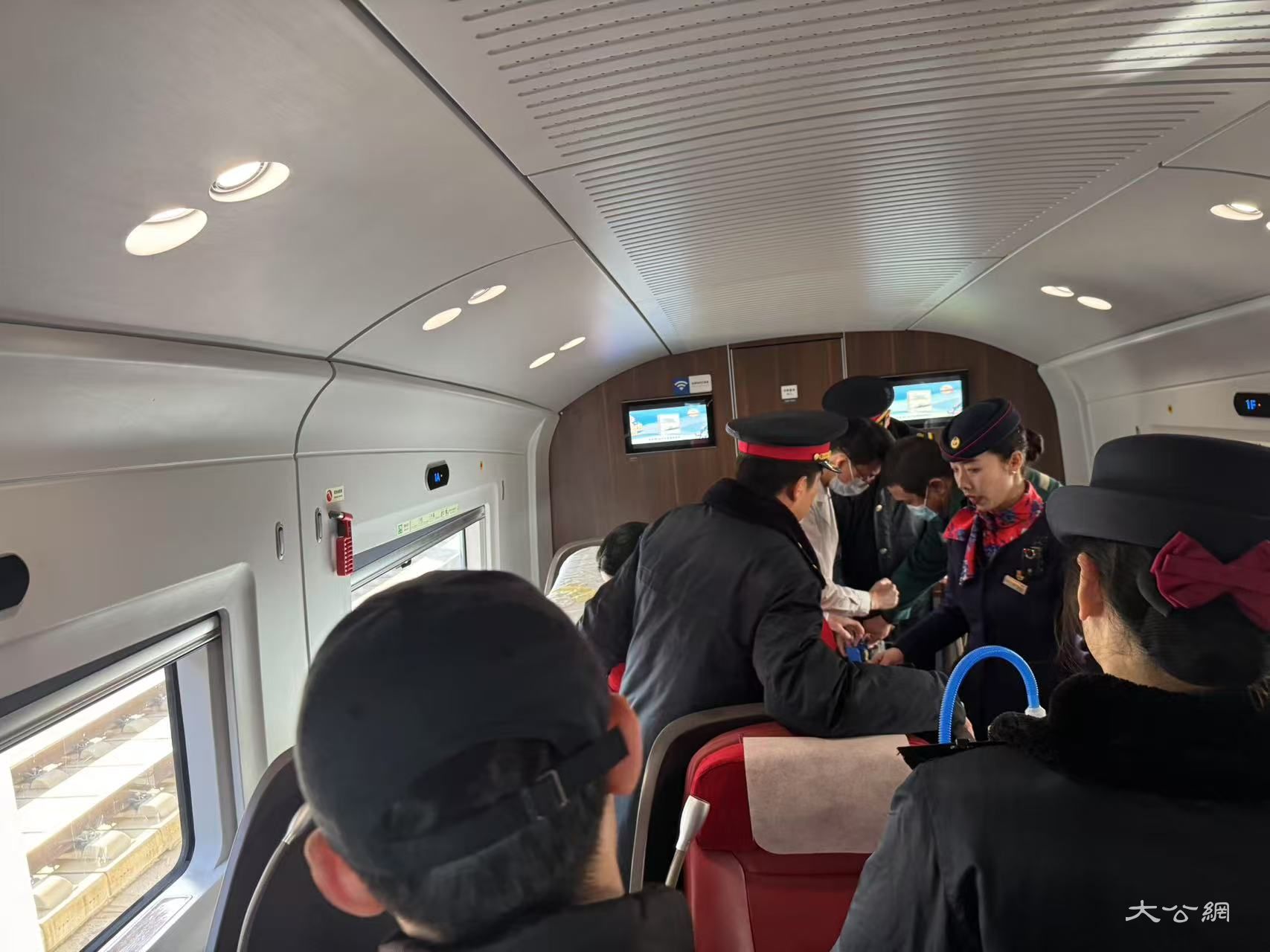 高铁临变“ICU”用服务传递爱心