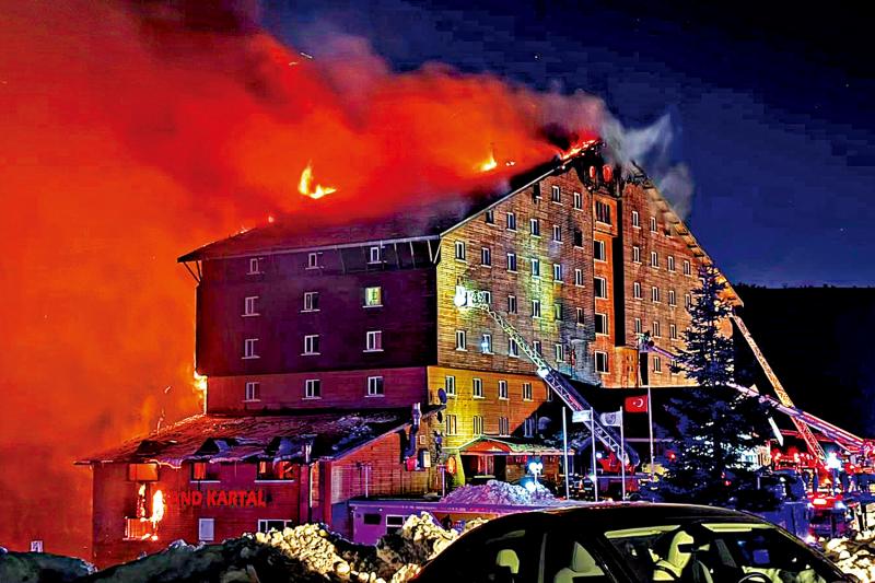 土耳其滑雪中心酒店大火致66死