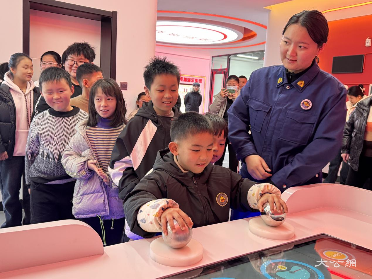 兰考桐乡:快乐寒假第一站 ,亲子“沉浸式”探秘消防馆