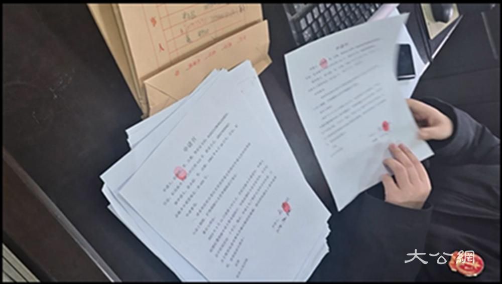 河南一律师庭前遭法警背铐，法院院长道歉，相关人员停职