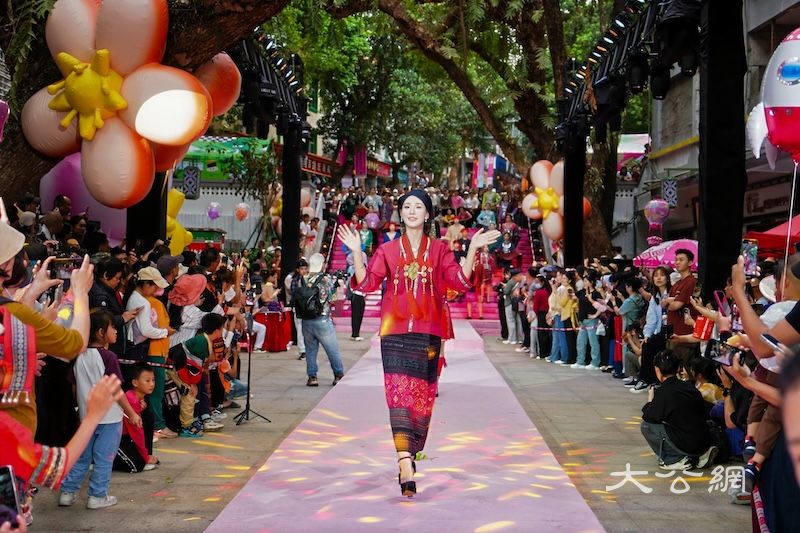 五指山萬人空巷歡慶「三月三」